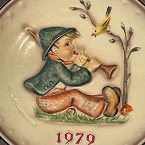 VINTAGE M.J. HUMMEL PLATE 1979 - "Singing Lesson"